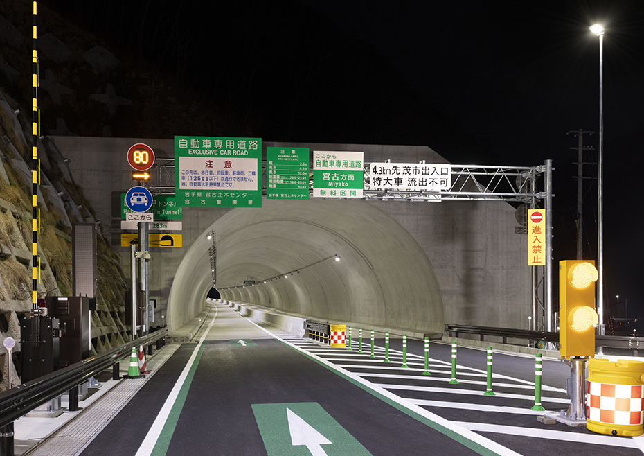 腹帯川井地区トンネル照明設備工事の施工