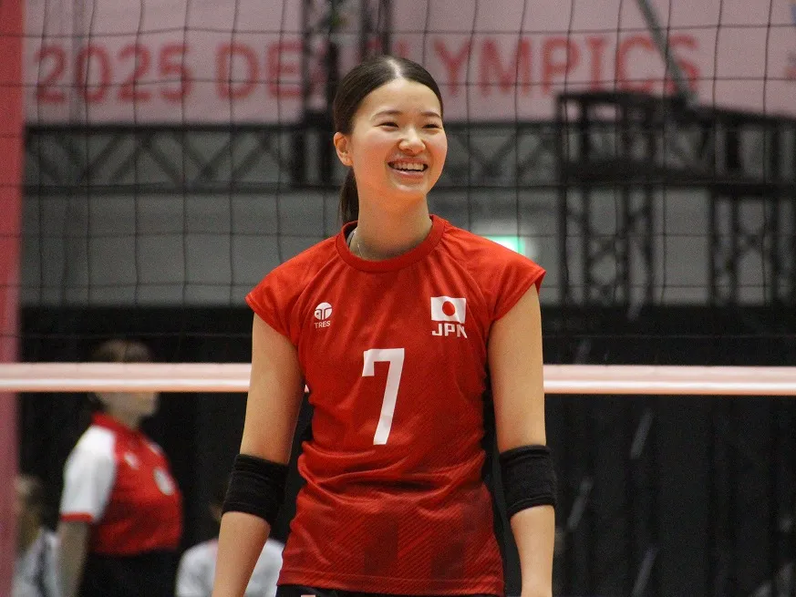 長谷山優美が赤いユニフォームを着て笑っている写真